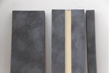 扉と戸枠を新規製作!参考画像をもとにご希望サイズで製作し、ドアハンドル・蝶番を取り付け。鉄板風のペイントにて仕上げ。(ドア、建具)