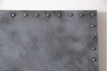 扉と戸枠を新規製作!参考画像をもとにご希望サイズで製作し、ドアハンドル・蝶番を取り付け。鉄板風のペイントにて仕上げ。(ドア、建具)