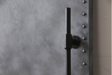 扉と戸枠を新規製作!参考画像をもとにご希望サイズで製作し、ドアハンドル・蝶番を取り付け。鉄板風のペイントにて仕上げ。(ドア、建具)