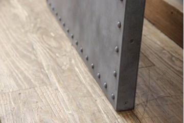 扉と戸枠を新規製作!参考画像をもとにご希望サイズで製作し、ドアハンドル・蝶番を取り付け。鉄板風のペイントにて仕上げ。(ドア、建具)