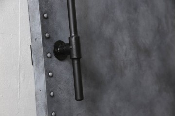 扉と戸枠を新規製作!参考画像をもとにご希望サイズで製作し、ドアハンドル・蝶番を取り付け。鉄板風のペイントにて仕上げ。(ドア、建具)