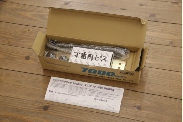 扉と戸枠を新規製作!参考画像をもとにご希望サイズで製作し、ドアハンドル・蝶番を取り付け。鉄板風のペイントにて仕上げ。(ドア、建具)