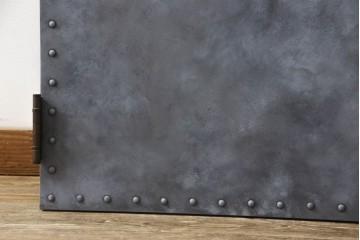 扉と戸枠を新規製作!参考画像をもとにご希望サイズで製作し、ドアハンドル・蝶番を取り付け。鉄板風のペイントにて仕上げ。(ドア、建具)