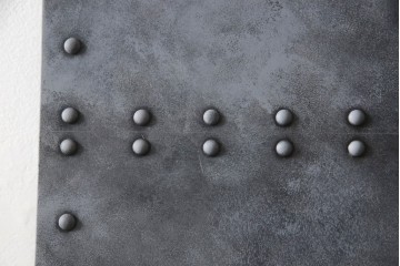 扉と戸枠を新規製作!参考画像をもとにご希望サイズで製作し、ドアハンドル・蝶番を取り付け。鉄板風のペイントにて仕上げ。(ドア、建具)