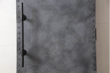 扉と戸枠を新規製作!参考画像をもとにご希望サイズで製作し、ドアハンドル・蝶番を取り付け。鉄板風のペイントにて仕上げ。(ドア、建具)