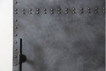 扉と戸枠を新規製作!参考画像をもとにご希望サイズで製作し、ドアハンドル・蝶番を取り付け。鉄板風のペイントにて仕上げ。(ドア、建具)