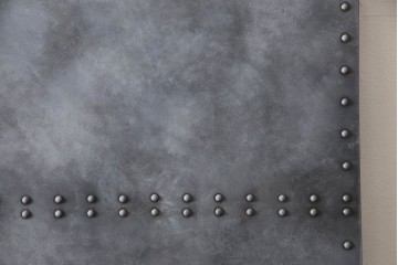 扉と戸枠を新規製作!参考画像をもとにご希望サイズで製作し、ドアハンドル・蝶番を取り付け。鉄板風のペイントにて仕上げ。(ドア、建具)