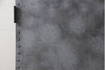 扉と戸枠を新規製作!参考画像をもとにご希望サイズで製作し、ドアハンドル・蝶番を取り付け。鉄板風のペイントにて仕上げ。(ドア、建具)