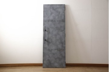 扉と戸枠を新規製作!参考画像をもとにご希望サイズで製作し、ドアハンドル・蝶番を取り付け。鉄板風のペイントにて仕上げ。(ドア、建具)