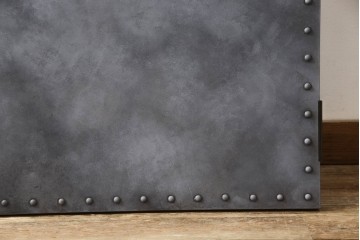 扉と戸枠を新規製作!参考画像をもとにご希望サイズで製作し、ドアハンドル・蝶番を取り付け。鉄板風のペイントにて仕上げ。(ドア、建具)