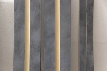 扉と戸枠を新規製作!参考画像をもとにご希望サイズで製作し、ドアハンドル・蝶番を取り付け。鉄板風のペイントにて仕上げ。(ドア、建具)