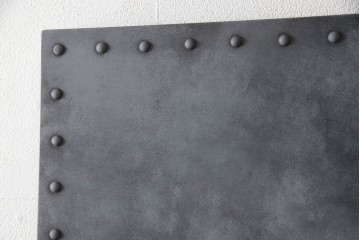 扉と戸枠を新規製作!参考画像をもとにご希望サイズで製作し、ドアハンドル・蝶番を取り付け。鉄板風のペイントにて仕上げ。(ドア、建具)