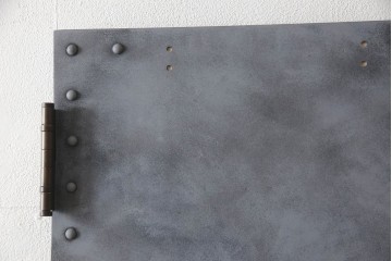 扉と戸枠を新規製作!参考画像をもとにご希望サイズで製作し、ドアハンドル・蝶番を取り付け。鉄板風のペイントにて仕上げ。(ドア、建具)