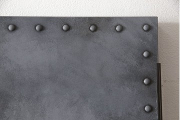 扉と戸枠を新規製作!参考画像をもとにご希望サイズで製作し、ドアハンドル・蝶番を取り付け。鉄板風のペイントにて仕上げ。(ドア、建具)