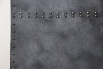 扉と戸枠を新規製作!参考画像をもとにご希望サイズで製作し、ドアハンドル・蝶番を取り付け。鉄板風のペイントにて仕上げ。(ドア、建具)