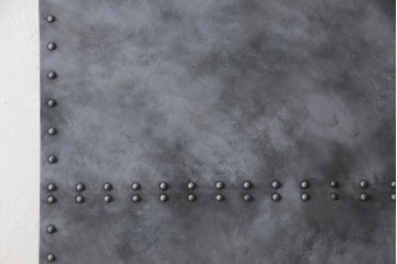 扉と戸枠を新規製作!参考画像をもとにご希望サイズで製作し、ドアハンドル・蝶番を取り付け。鉄板風のペイントにて仕上げ。(ドア、建具)