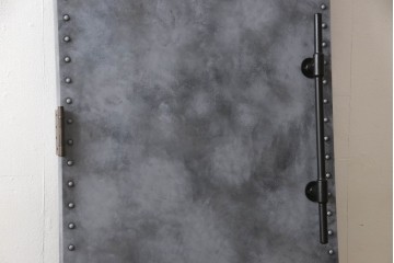 扉と戸枠を新規製作!参考画像をもとにご希望サイズで製作し、ドアハンドル・蝶番を取り付け。鉄板風のペイントにて仕上げ。(ドア、建具)