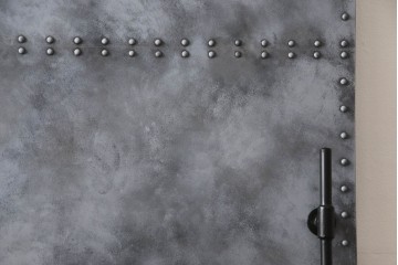 扉と戸枠を新規製作!参考画像をもとにご希望サイズで製作し、ドアハンドル・蝶番を取り付け。鉄板風のペイントにて仕上げ。(ドア、建具)