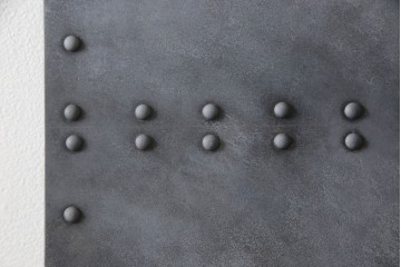 扉と戸枠を新規製作!参考画像をもとにご希望サイズで製作し、ドアハンドル・蝶番を取り付け。鉄板風のペイントにて仕上げ。(ドア、建具)