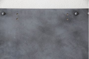 扉と戸枠を新規製作!参考画像をもとにご希望サイズで製作し、ドアハンドル・蝶番を取り付け。鉄板風のペイントにて仕上げ。(ドア、建具)