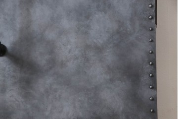 扉と戸枠を新規製作!参考画像をもとにご希望サイズで製作し、ドアハンドル・蝶番を取り付け。鉄板風のペイントにて仕上げ。(ドア、建具)