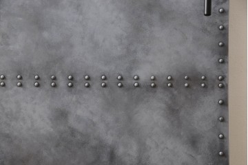 扉と戸枠を新規製作!参考画像をもとにご希望サイズで製作し、ドアハンドル・蝶番を取り付け。鉄板風のペイントにて仕上げ。(ドア、建具)