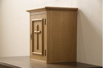 キャビネットを新規製作!オーク材を使用し、ご希望のサイズ、デザインにて製作。支給の鍵を取り付け、内部は棚板2枚の仕様。仕上げはアンティーク加工。(収納棚、戸棚、サイドボード)