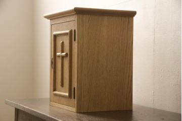 キャビネットを新規製作!オーク材を使用し、ご希望のサイズ、デザインにて製作。支給の鍵を取り付け、内部は棚板2枚の仕様。仕上げはアンティーク加工。(収納棚、戸棚、サイドボード)