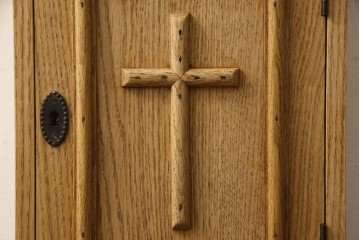 キャビネットを新規製作!オーク材を使用し、ご希望のサイズ、デザインにて製作。支給の鍵を取り付け、内部は棚板2枚の仕様。仕上げはアンティーク加工。(収納棚、戸棚、サイドボード)