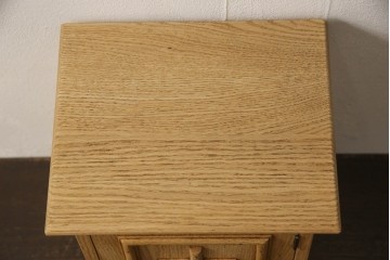 キャビネットを新規製作!オーク材を使用し、ご希望のサイズ、デザインにて製作。支給の鍵を取り付け、内部は棚板2枚の仕様。仕上げはアンティーク加工。(収納棚、戸棚、サイドボード)