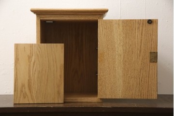 キャビネットを新規製作!オーク材を使用し、ご希望のサイズ、デザインにて製作。支給の鍵を取り付け、内部は棚板2枚の仕様。仕上げはアンティーク加工。(収納棚、戸棚、サイドボード)