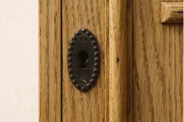 キャビネットを新規製作!オーク材を使用し、ご希望のサイズ、デザインにて製作。支給の鍵を取り付け、内部は棚板2枚の仕様。仕上げはアンティーク加工。(収納棚、戸棚、サイドボード)