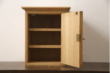 キャビネットを新規製作!オーク材を使用し、ご希望のサイズ、デザインにて製作。支給の鍵を取り付け、内部は棚板2枚の仕様。仕上げはアンティーク加工。(収納棚、戸棚、サイドボード)