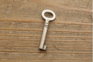 キャビネットを新規製作!オーク材を使用し、ご希望のサイズ、デザインにて製作。支給の鍵を取り付け、内部は棚板2枚の仕様。仕上げはアンティーク加工。(収納棚、戸棚、サイドボード)