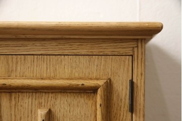 キャビネットを新規製作!オーク材を使用し、ご希望のサイズ、デザインにて製作。支給の鍵を取り付け、内部は棚板2枚の仕様。仕上げはアンティーク加工。(収納棚、戸棚、サイドボード)