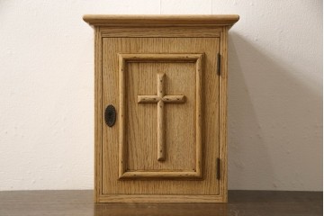 キャビネットを新規製作!オーク材を使用し、ご希望のサイズ、デザインにて製作。支給の鍵を取り付け、内部は棚板2枚の仕様。仕上げはアンティーク加工。(収納棚、戸棚、サイドボード)