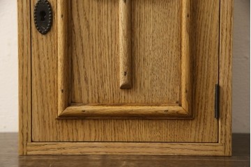 キャビネットを新規製作!オーク材を使用し、ご希望のサイズ、デザインにて製作。支給の鍵を取り付け、内部は棚板2枚の仕様。仕上げはアンティーク加工。(収納棚、戸棚、サイドボード)