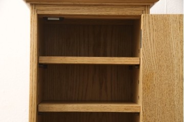 キャビネットを新規製作!オーク材を使用し、ご希望のサイズ、デザインにて製作。支給の鍵を取り付け、内部は棚板2枚の仕様。仕上げはアンティーク加工。(収納棚、戸棚、サイドボード)