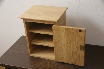 キャビネットを新規製作!オーク材を使用し、ご希望のサイズ、デザインにて製作。支給の鍵を取り付け、内部は棚板2枚の仕様。仕上げはアンティーク加工。(収納棚、戸棚、サイドボード)