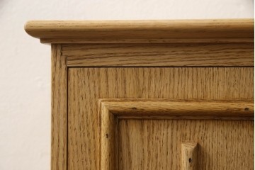 キャビネットを新規製作!オーク材を使用し、ご希望のサイズ、デザインにて製作。支給の鍵を取り付け、内部は棚板2枚の仕様。仕上げはアンティーク加工。(収納棚、戸棚、サイドボード)