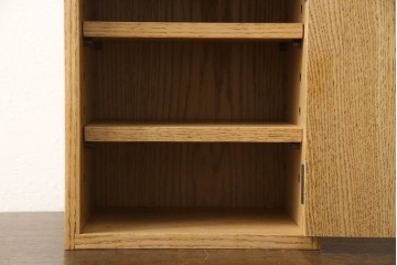 キャビネットを新規製作!オーク材を使用し、ご希望のサイズ、デザインにて製作。支給の鍵を取り付け、内部は棚板2枚の仕様。仕上げはアンティーク加工。(収納棚、戸棚、サイドボード)