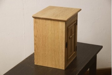 キャビネットを新規製作!オーク材を使用し、ご希望のサイズ、デザインにて製作。支給の鍵を取り付け、内部は棚板2枚の仕様。仕上げはアンティーク加工。(収納棚、戸棚、サイドボード)