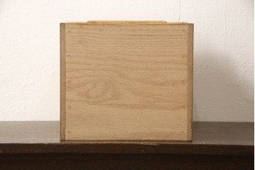 キャビネットを新規製作!オーク材を使用し、ご希望のサイズ、デザインにて製作。支給の鍵を取り付け、内部は棚板2枚の仕様。仕上げはアンティーク加工。(収納棚、戸棚、サイドボード)