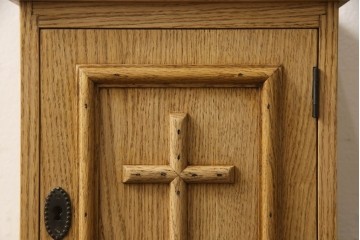 キャビネットを新規製作!オーク材を使用し、ご希望のサイズ、デザインにて製作。支給の鍵を取り付け、内部は棚板2枚の仕様。仕上げはアンティーク加工。(収納棚、戸棚、サイドボード)