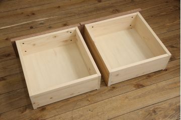 収納付きテーブルを新規製作!左は引き出し3杯、中央はマス目棚、右は開き戸の棚仕様。配線用の穴あけ加工をし、色味は参考画像をもとに仕上げ。(カウンターテーブル、作業台、サイドボード、キャビネット)