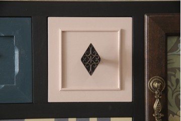 ドアを新規製作!ディズニー「不思議の国のアリス」の世界観をコンセプトに製作。持ち込みの取っ手金具を取り付け、見えない隠し蝶番を採用。ドアのベースはマットブラックに、引き出しや各装飾は打ち合わせの通りにペイント。(扉、建具)