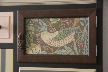 ドアを新規製作!ディズニー「不思議の国のアリス」の世界観をコンセプトに製作。持ち込みの取っ手金具を取り付け、見えない隠し蝶番を採用。ドアのベースはマットブラックに、引き出しや各装飾は打ち合わせの通りにペイント。(扉、建具)