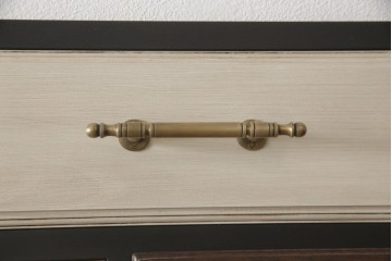 ドアを新規製作!ディズニー「不思議の国のアリス」の世界観をコンセプトに製作。持ち込みの取っ手金具を取り付け、見えない隠し蝶番を採用。ドアのベースはマットブラックに、引き出しや各装飾は打ち合わせの通りにペイント。(扉、建具)