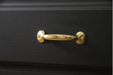 ドアを新規製作!ディズニー「不思議の国のアリス」の世界観をコンセプトに製作。持ち込みの取っ手金具を取り付け、見えない隠し蝶番を採用。ドアのベースはマットブラックに、引き出しや各装飾は打ち合わせの通りにペイント。(扉、建具)