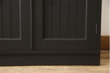 ドアを新規製作!ディズニー「不思議の国のアリス」の世界観をコンセプトに製作。持ち込みの取っ手金具を取り付け、見えない隠し蝶番を採用。ドアのベースはマットブラックに、引き出しや各装飾は打ち合わせの通りにペイント。(扉、建具)